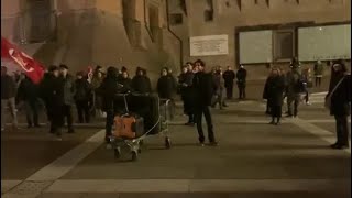 Il presidio e il corteo per il Venezuela: «Contro l'aggressione degli Usa»