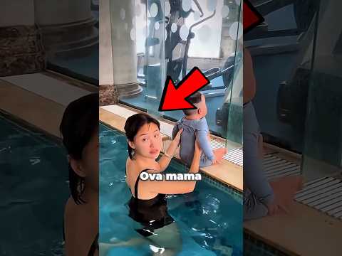 Ova mama uci svoju bebu da pliva 😱 #shorts #fyp #vidiovo