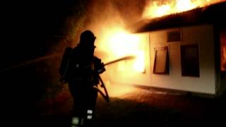 preview picture of video 'GPTV: Duiven gered uit brandende schuur in Rottevalle.'