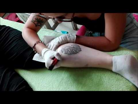Flori Green - Handpoke tattoo time lapse #1