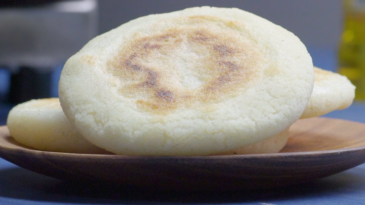 How would you describe an arepa?