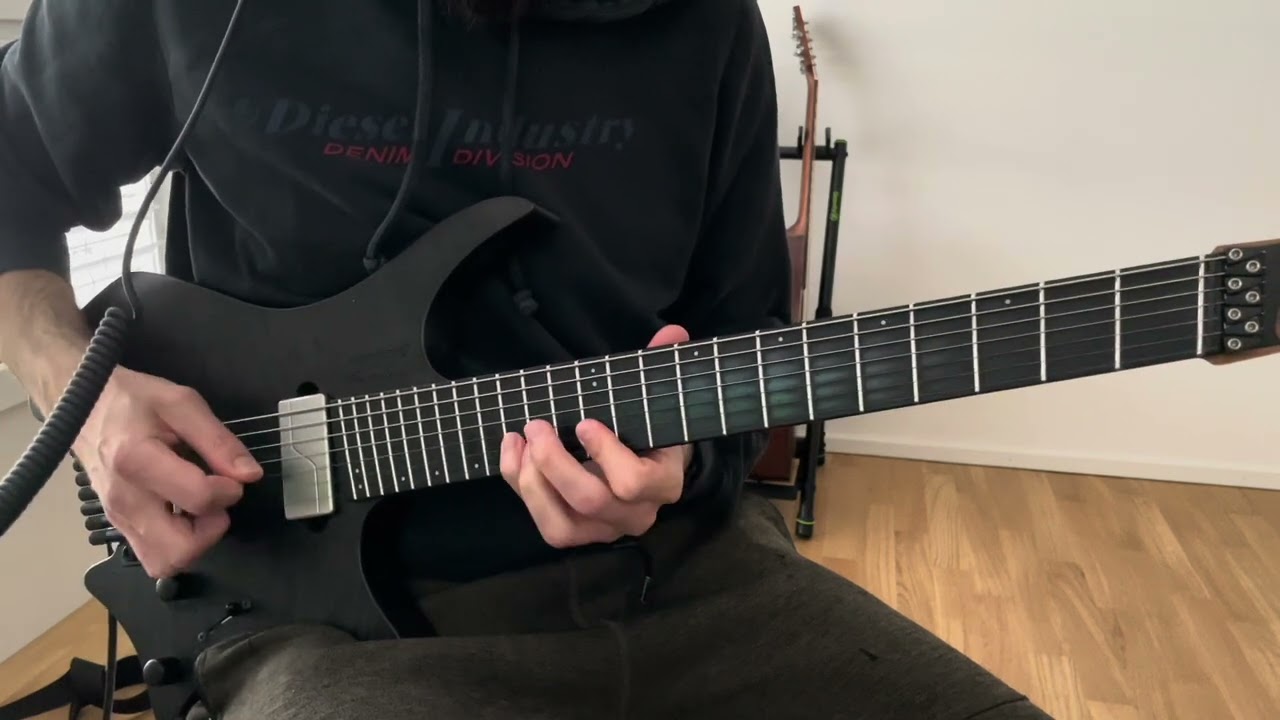 Roberto Barlocci playing bright feel-good major chords and happy riffs on electric guitar