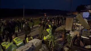 תרגיל אוגדת איו"ש: המתיישבים בתפקיד האויב - חיילים וקצינים נטשו את התרגיל (חדשות הקול היהודי) - התמונה מוצגת ישירות מתוך אתר האינטרנט יוטיוב. זכויות היוצרים בתמונה שייכות ליוצרה. קישור קרדיט למקור התוכן נמצא בתוך דף הסרטון תרגיל אוגדת איו"ש: המתיישבים בתפקיד האויב - חיילים וקצינים נטשו את התרגיל (חדשות הקול היהודי) - התמונה מוצגת ישירות מתוך אתר האינטרנט יוטיוב. זכויות היוצרים בתמונה שייכות ליוצרה. קישור קרדיט למקור התוכן נמצא בתוך דף הסרטון