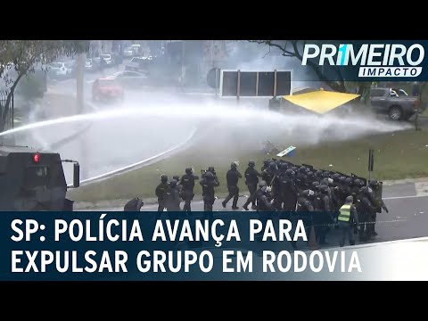 Tropa de Choque usa jato de água e bombas para dispersar protesto | Primeiro Impacto (02/11/22)