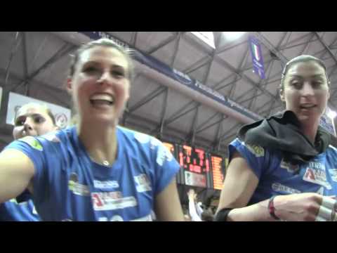 POA1F - finale gara2: Le ragazze di Piacenza festeggiano con i tifosi