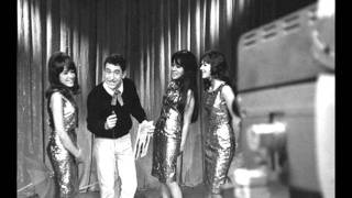 THE RONETTES (HIGH QUALITY) HERE I SIT