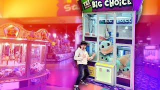 Playing EVERY Claw Machine in this HUGE Arcade!