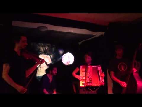 Arapsko Kokonjeste, Ziezkov Trilemma Band