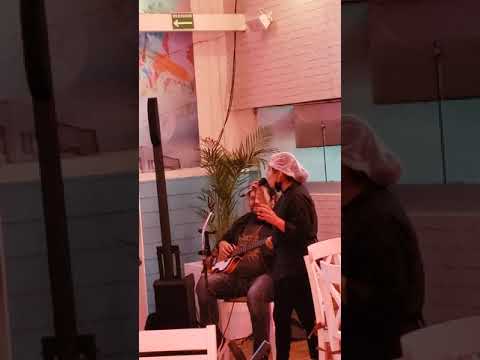 joven empleada de restaurante sorprende con hermosa voz.. cancion de Juan gabriel