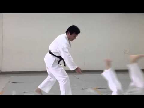 中段突き膝崩し