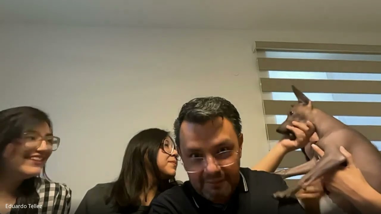 Fotograma de The Xolos Ramirez Show con Luna Ramírez, ahora Romina, y su familia