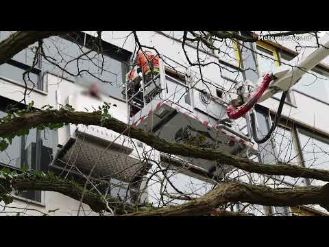 Brandweer redt twee glazenwassers uit bakje Groningen