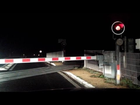 Passaggio a livello Prasco di notte passaggio treno e innalzamento barriere - Rail crossing Prasco