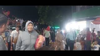 Xe hoa đi qua chuẩn bị cho phần thỉnh Chân dung Thầy
