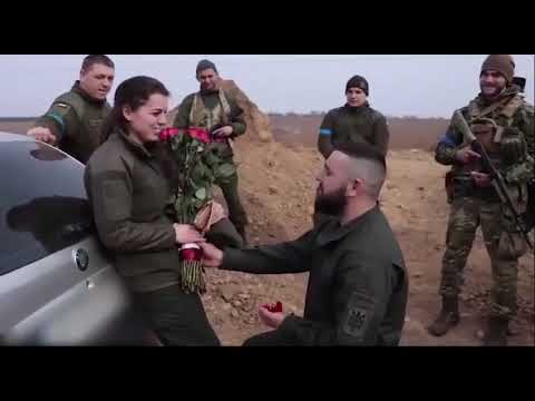  Ucraina, il soldato Vladimir chiede la mano di Irina in trincea