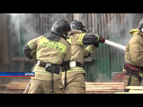 В Братске пожарные предотвратили взрыв: из горящего гаража вынесли баллоны с кислородом и пропаном