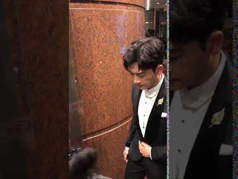 苏有朋还蛮有礼貌的 Su Youpeng is quite polite.