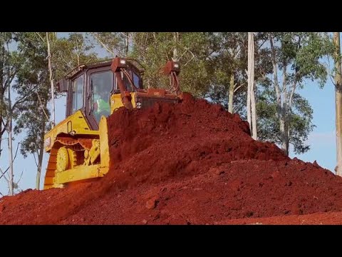 البلدوزر Cat D5 أثناء العمل