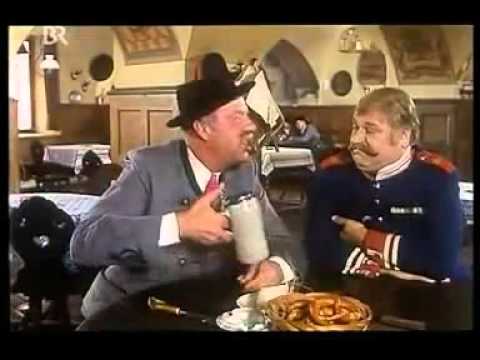 Mann im wirtzhaus un säuft bier