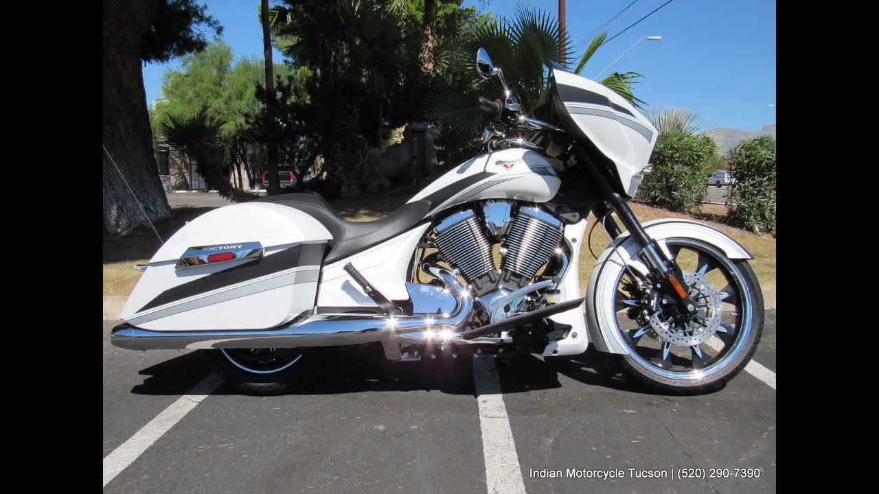 2016 Victory Magnum - Suede Pearl White 