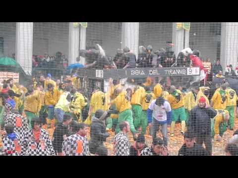 Battaglia arance piazza Ottinetti - 6 di 8 - Carnevale Ivrea 2014