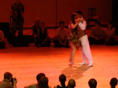  Stella Missé  and  Javier Rodriguez  are  dancing  to  the  milonga  "  Mi Buenos Aires  "