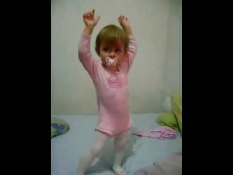 bebe(gigi) dançando:)