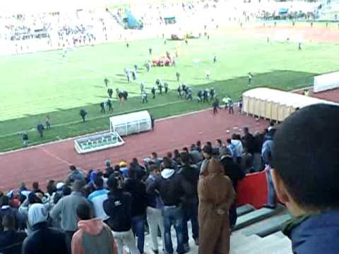لاعبي اتحاد العاصمة يرمون الجمهور بالحجارة