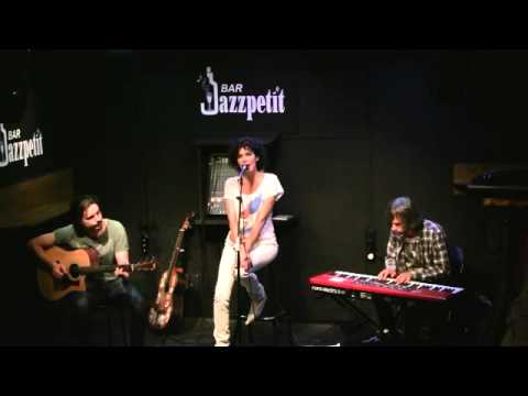 YOLANDA YONE  Una y otra vez