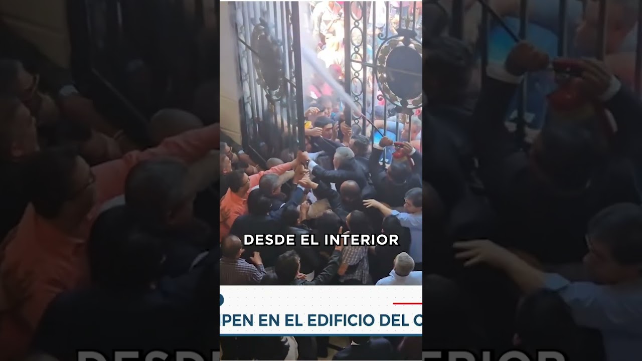 Violence erupts at the Mexico City Congress! Protesters storm the session and suspend it. #notici...