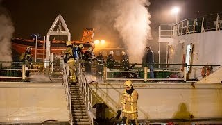 preview picture of video 'Grote brand aan boord hektrawler Prins Bernhard aan de Makreelkade in IJmuiden'