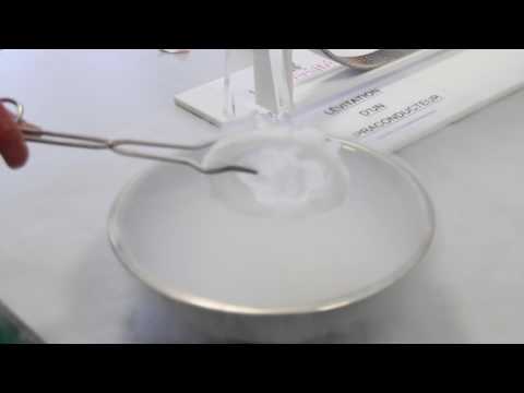 Supraconductivité : l'expérience du glaçon avec de l'azote liquide