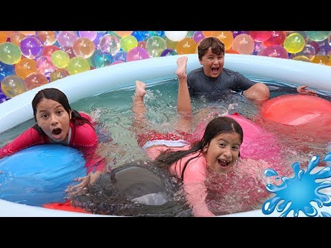 BALÃO GIGANTE DE ORBEEZ e SURPRESA NA PISCINA Ft @luanamelooficial