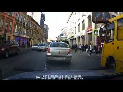 У центрі Львова таксист збив пішохода і провіз його на капоті. ВІДЕО