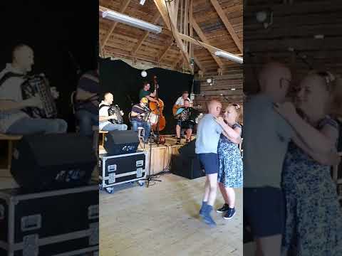 Karusbakken med venner spiller en polka i tradisjon fra Garmo. Loge A Ransäter 8. juli 2022