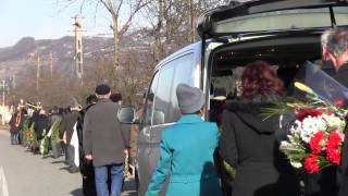 preview picture of video 'Participanţi la înmormântare în coloană (Chechiş, 12 feb. 2013)'