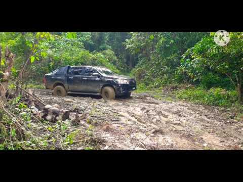 Toyota Hilux 2.4L Off Road - Using Diff Lock