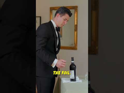 How to open wine #open #wine #winelovers #waiter #server #restaurant #redwine #dinner