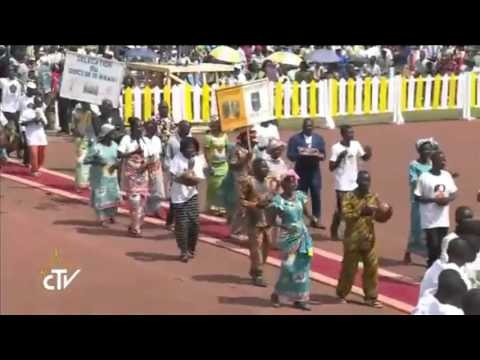 AFRIKA: Ples Srednjeafričanov med prinašanjem evangelija in darov