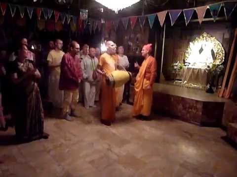 HH Kadamba Kanana Swami - Gaura Arati, 1.1.2015