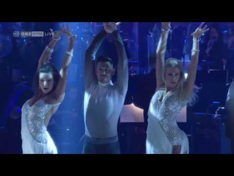 Dancing Stars 2017 - Gruppentanz der Profis zu "Rise Like A Phoenix"