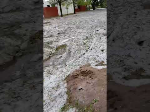 después de la tormenta del viernes todavía ahí granizo en las calles de rio tercero  Córdoba 25/4/26