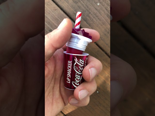 Vídeo relacionado con Lip Smacker Coca-Cola Bottle Collection, Brillo de labios con forma de botella de Coca Cola y Sabor Coca-Cola Clásica, Pieza única