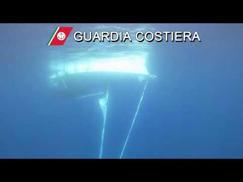 L'imbarcazione completamente capovolta