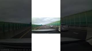 台湾にて余所見をしていた運転手が警察車両に突っ込んでしまう [TikTok]