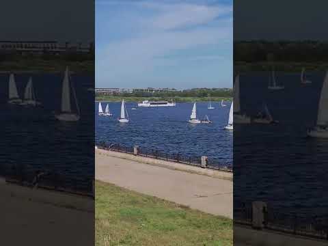 Парад яхт на день города в Нижнем Новгороде.