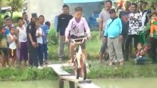 Download lagu Vidio lucu lomba naik sepeda di atas jembatan mp3