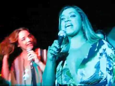 Ana e Preta Beijando