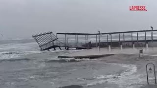 Maltempo in Sardegna, a Cagliari distrutto il molo di Marina Piccola al Poetto