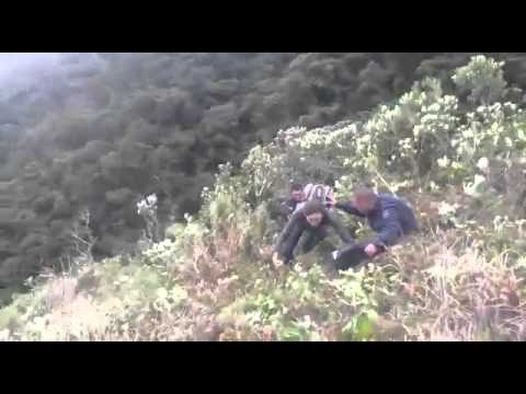 Operação conjunta dos bombeiros resgata perdidos no morro do Cambirela, em Palhoça